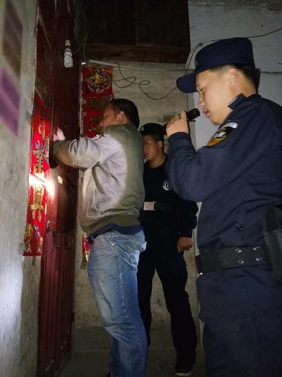 阜新粗心妈妈误将幼女锁家中 